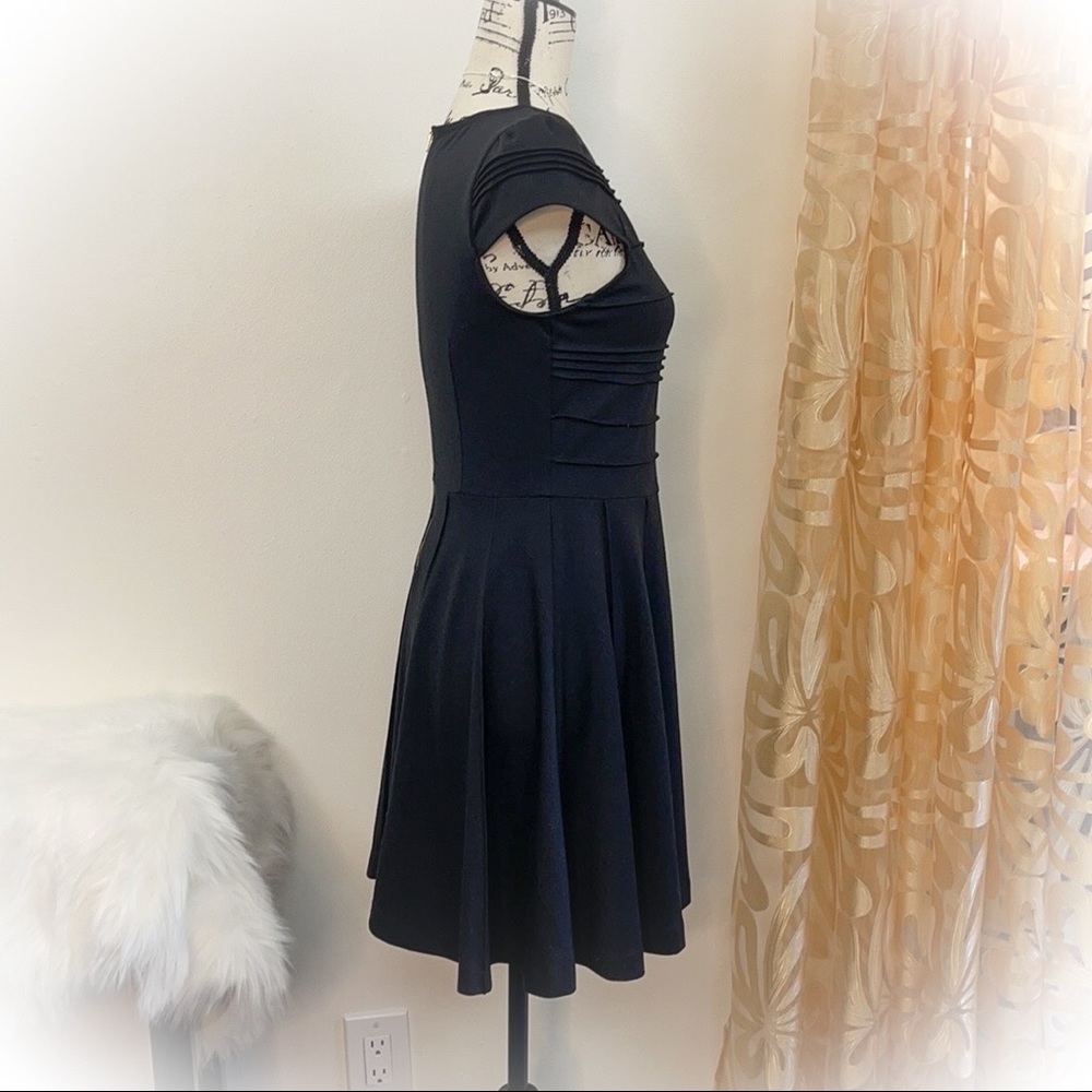 💕Beautiful Black Elle Dress cap sleeves💕 - Picture 7 of 12